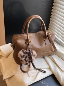 Sac Boston rétro en cuir marron avec breloque cœur léopard et bandoulière amovible