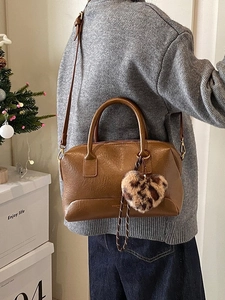 Sac polochon rétro marron pour femme avec charme cœur léopard et détails dorés