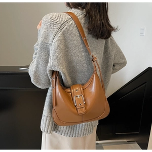 Borsa hobo in similpelle marrone con fibbia metallica indossata da una modella