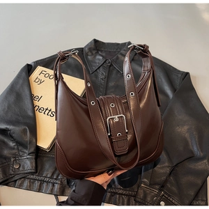 Dettaglio borsa hobo marrone scuro con fibbia argento vintage e tracolla con occhielli