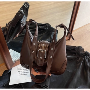 Borsa sottobraccio a mezzaluna marrone scuro vintage con fibbia d'argento e occhielli