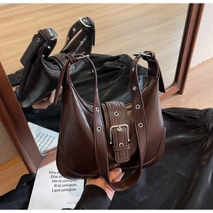 Dettaglio della borsa hobo in pelle marrone scuro con occhielli argentati e fibbia