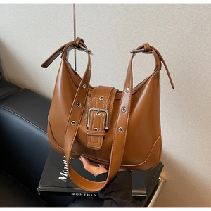 Borsa sottobraccio marrone caramello retrò con fibbia in metallo e tracolla con occhielli