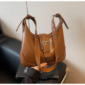 Borsa a spalla a mezza luna in pelle marrone con fibbie in metallo argento lucido
