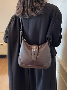 Borsa a spalla in pelle marrone da donna con tracolla regolabile e dettaglio fibbia argento