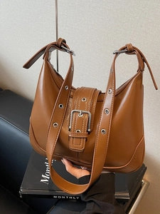 Borsa hobo marrone in pelle retrò con grande fibbia in metallo e dettagli occhielli