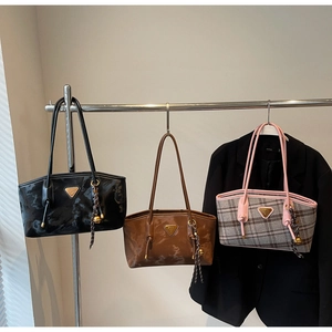 Trois variantes de cabas élégants en cuir verni et tissu à carreaux de luxe