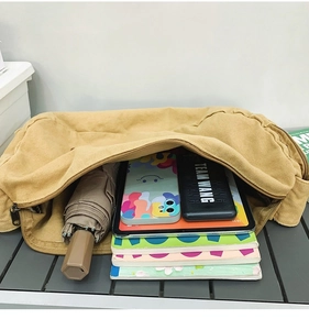 Innenansicht der khakifarbenen Segeltuchtasche mit Platz für Tablet und Bücher