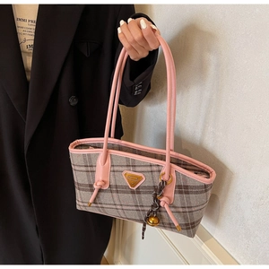 Détail du sac cabas contrasté en tissu à carreaux gris-brun avec poignées en cuir rose