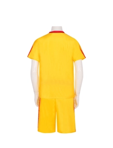Achteraanzicht van geel sportuniform met rode strepen op kraag en mouwen