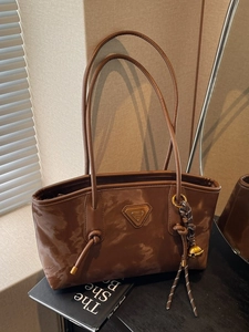 Sac Fourre-tout Mode pour Femmes en Tissu Plaid Contrasté avec Étiquette en Métal et Pendentif Cloche Sac sous le bras Rétro
