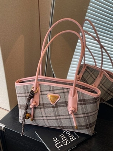 Sac fourre-tout à carreaux pour femmes avec bordure en cuir rose et logo métallique chic