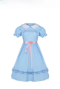 Détail d'une robe cosplay bleu clair avec manches bouffantes et détails floraux roses