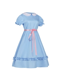 Détail de robe cosplay bleu clair avec col Claudine blanc et ruban rose à fleur