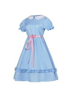 Détail de robe cosplay bleu clair avec col Claudine blanc et ceinture de roses
