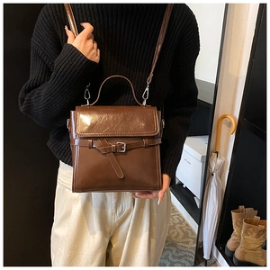 Detail einer braunen Vintage-Handtasche aus Öl-Wachs-Leder mit poliertem Metallschloss
