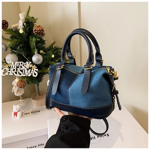 Dettaglio della borsa Boston patchwork in denim con finiture in pelle e cuciture
