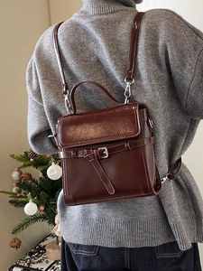 Schicke burgunderfarbene Rucksack-Handtasche mit Vintage-Schnalle und Tragegriff oben