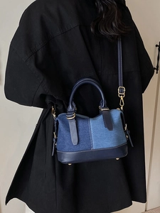 Borsa a mano in patchwork di denim con finiture in pelle blu e dettagli in metallo oro