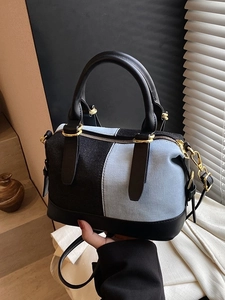 Elegante borsa Boston patchwork in denim con accenti in pelle nera e dettagli dorati