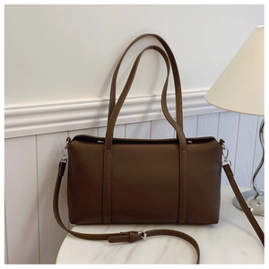 Vista dettagliata della borsa tote in pelle PU marrone con trama litchi e fibbie argento