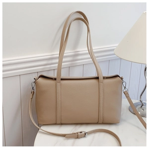 Dettaglio borsa beige in pelle PU grana litchi con tracolla lunga e finiture in metallo argento