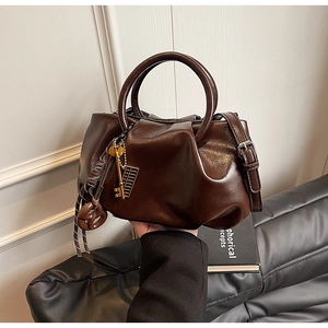 Détails du sac plissé marron foncé avec finition brillante et breloques vintage chic
