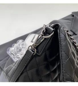 Detailaufnahme der schwarzen Steppledertasche mit hochwertigen dunklen Metallketten