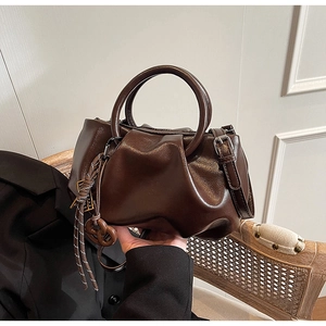 Détails du sac seau plissé marron foncé avec poignées rondes et pendentif en corde