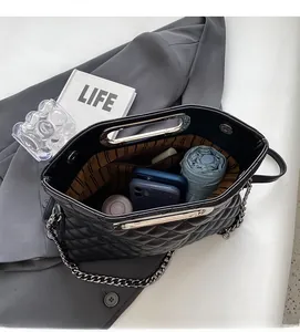Geräumiges Innenleben der schwarzen gesteppten Ledertasche mit Metallgriff und Kette