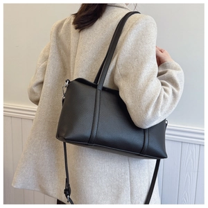 Detail der schwarzen Tote Bag aus genarbtem Leder mit verstellbarem Riemen und Griffen