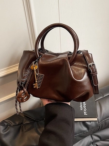 Sac Seau Femme Vintage Plissé en Cuir PU Avec Poignée Ronde Pendentifs Métalliques Sac Bandoulière Mode Pour Le Quotidien