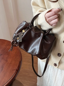 Sac seau plissé marron foncé rétro en cuir souple avec breloque élégante à glands