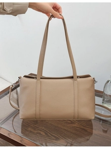 Borsa tote beige in pelle martellata da donna con lunghi manici e interno molto capiente