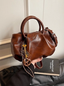 Sac seau en cuir marron foncé plissé avec poignées et pendentif clé décoratif chic