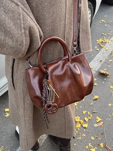 Sac à main rétro plissé caramel avec pendentif bretzel et bandoulière amovible