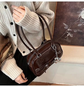 Détails du sac à main en cuir verni marron foncé avec pendentif ours argenté
