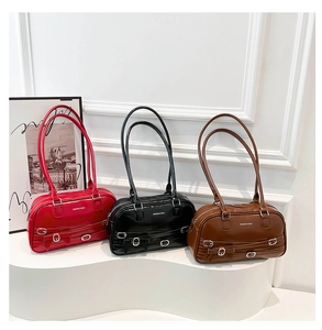 Détail de trois sacs portés épaule en cuir avec boucles en métal et nœuds décoratifs