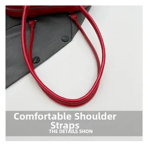 Gros plan des bandoulières confortables en similicuir rouge brillant d'un sac à main