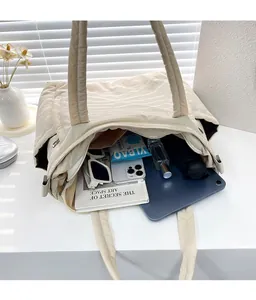 Draufsicht der offenen beigen Stepptasche aus Nylon mit viel Stauraum für Tablet und Bücher
