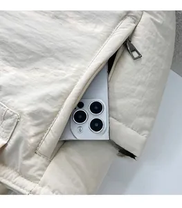 Makro-Detail der gesteppten Nylon-Tasche mit Reißverschlusstasche für Smartphone