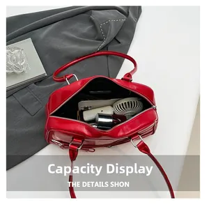 Aperçu de la capacité du sac en cuir verni rouge avec téléphone et produits de beauté