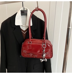 Sac sous le bras en cuir verni rouge avec fermoir nœud et pendentif cœur argenté