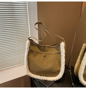 Dettaglio borsa hobo scamosciata verde oliva con bordo in ecopelliccia bianca e tracolla