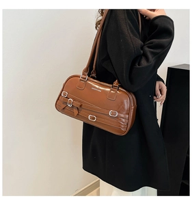Vue latérale du sac porté épaule marron avec boucles argentées et nœud décoratif