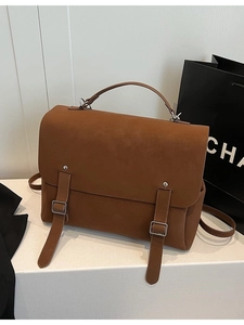 Bolso satchel vintage marrón mate con correas de hebilla doble y bandolera larga ajustable