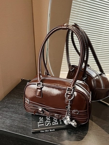 Sac sous le Bras en Cuir PU Brillant Vintage pour Femmes Sac à Épaule Mode avec Nœud et Pendentif Métallique Petit Sac Oreiller Polyvalent