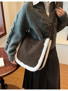 Borsa a tracolla vintage in pelle scamosciata marrone con bordo in pelliccia bianca