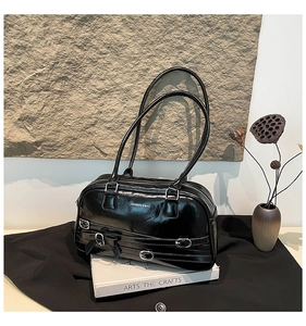 Détails de sac à épaule en cuir noir brillant avec fermeture éclair et boucles chic