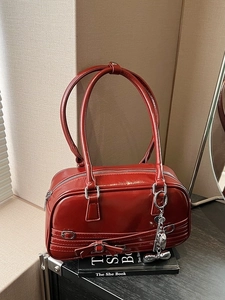 Sac à épaule chic en cuir verni rouge avec détails argentés et nœud pour femmes